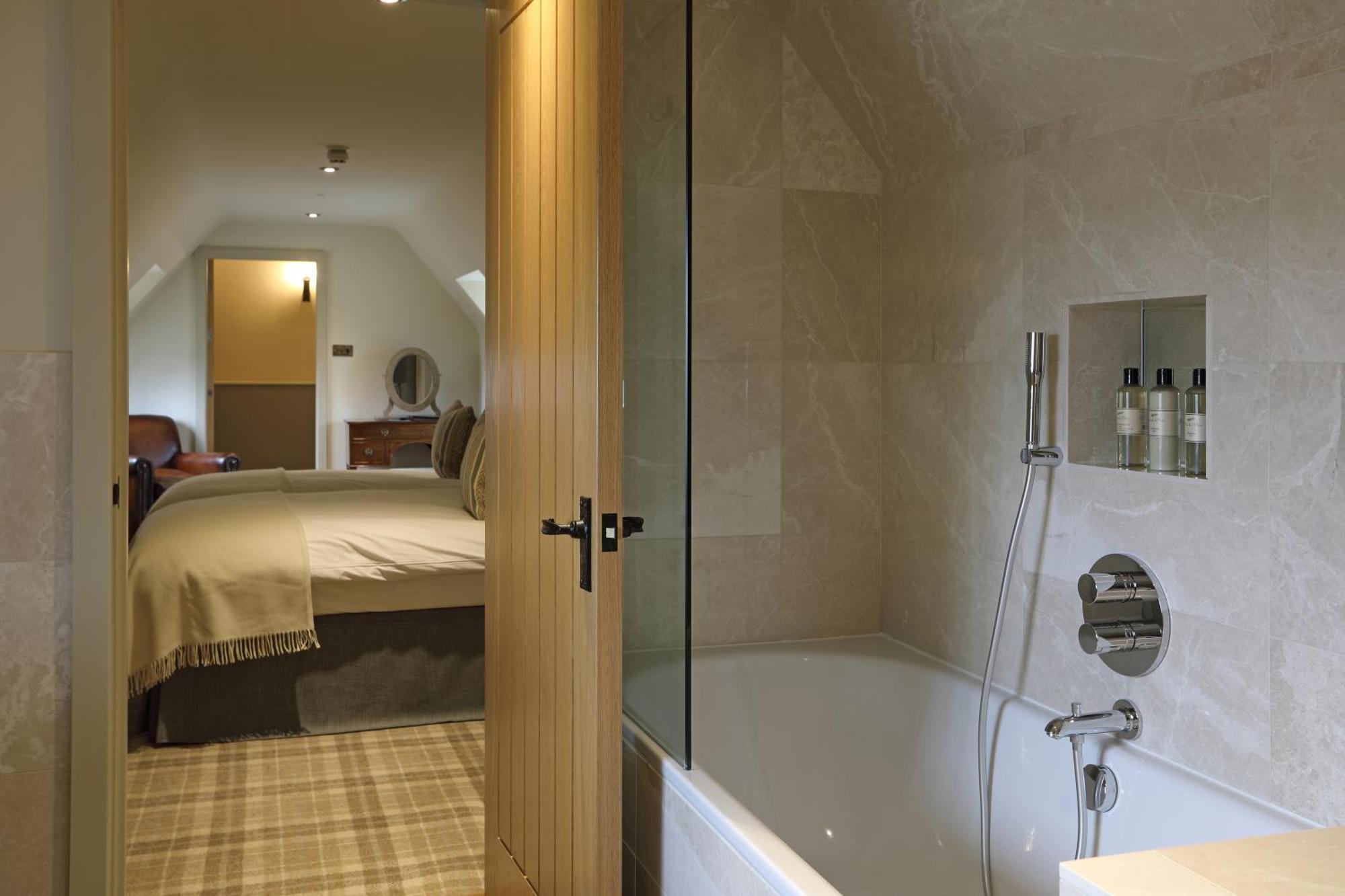 Hotel The Harcourt Arms Stanton Harcourt Zimmer foto A bathroom in a hotel