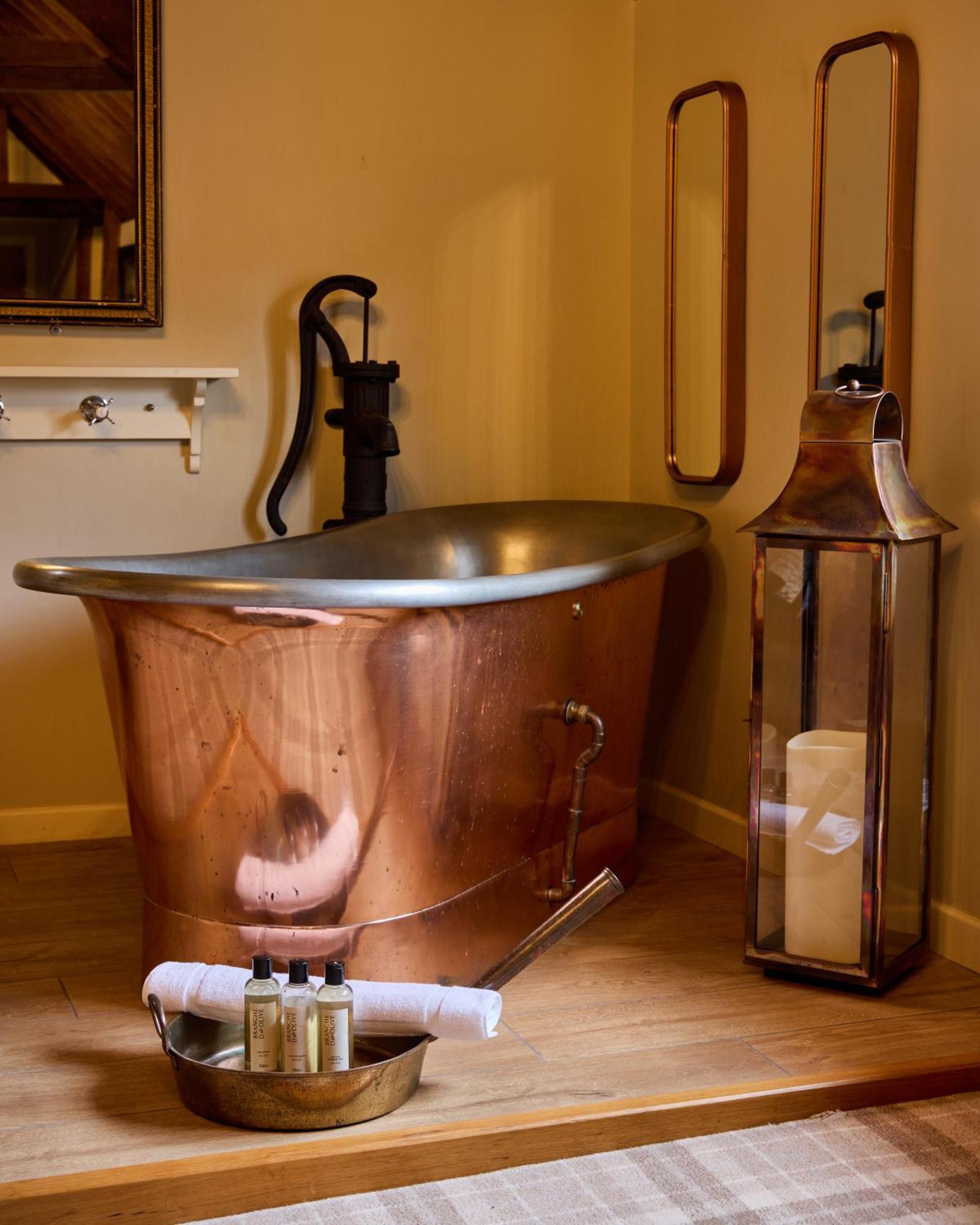 Hotel The Harcourt Arms Stanton Harcourt Exterior foto Copper bathtub