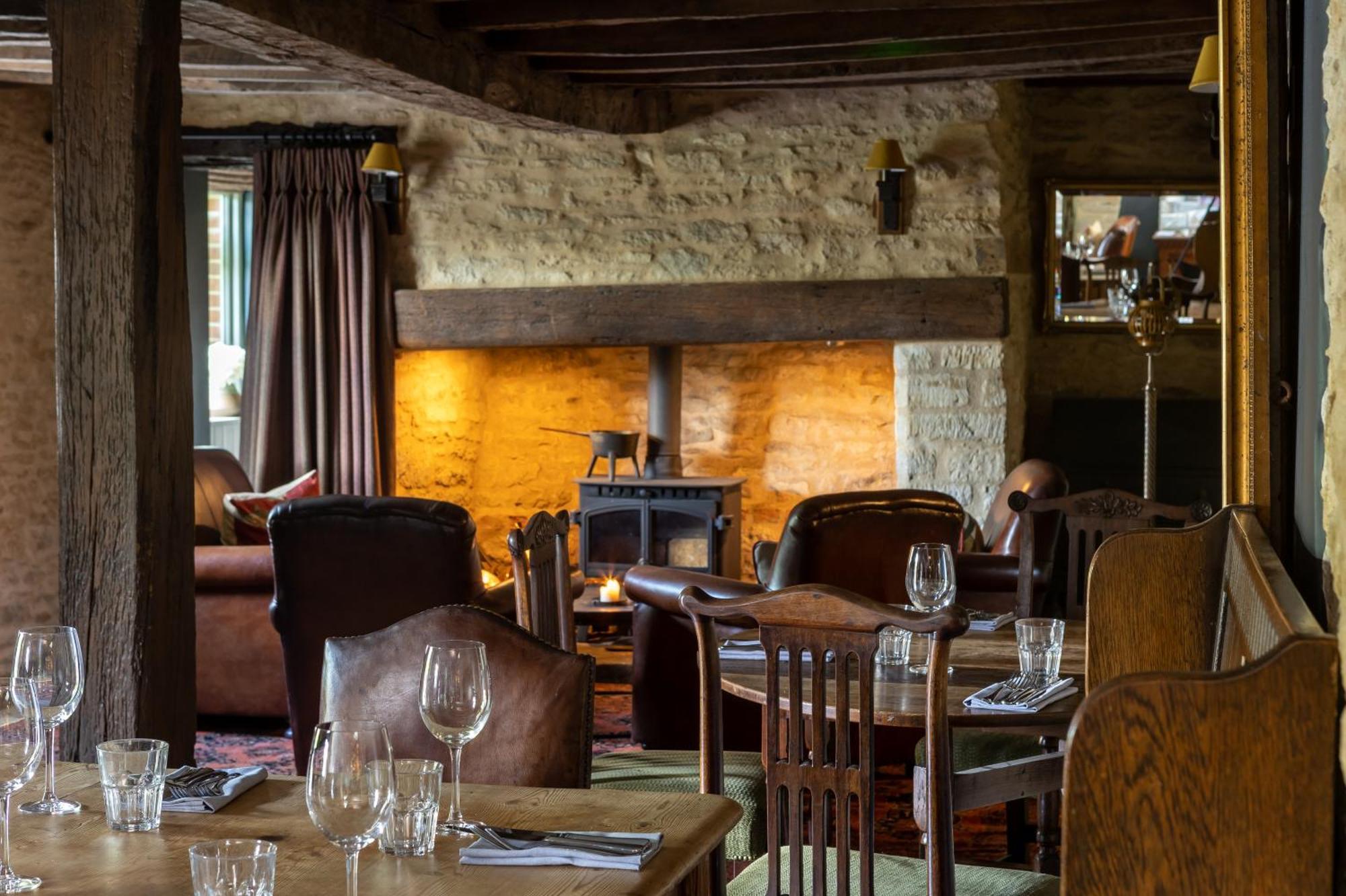 Hotel The Harcourt Arms Stanton Harcourt Exterior foto The interior of the restaurant