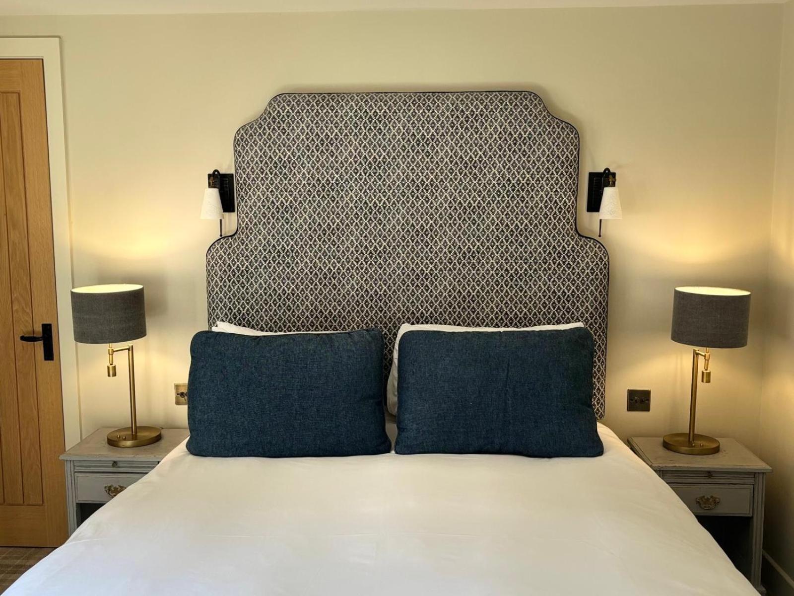 Hotel The Harcourt Arms Stanton Harcourt Exterior foto A bedroom at The Old Vicarage