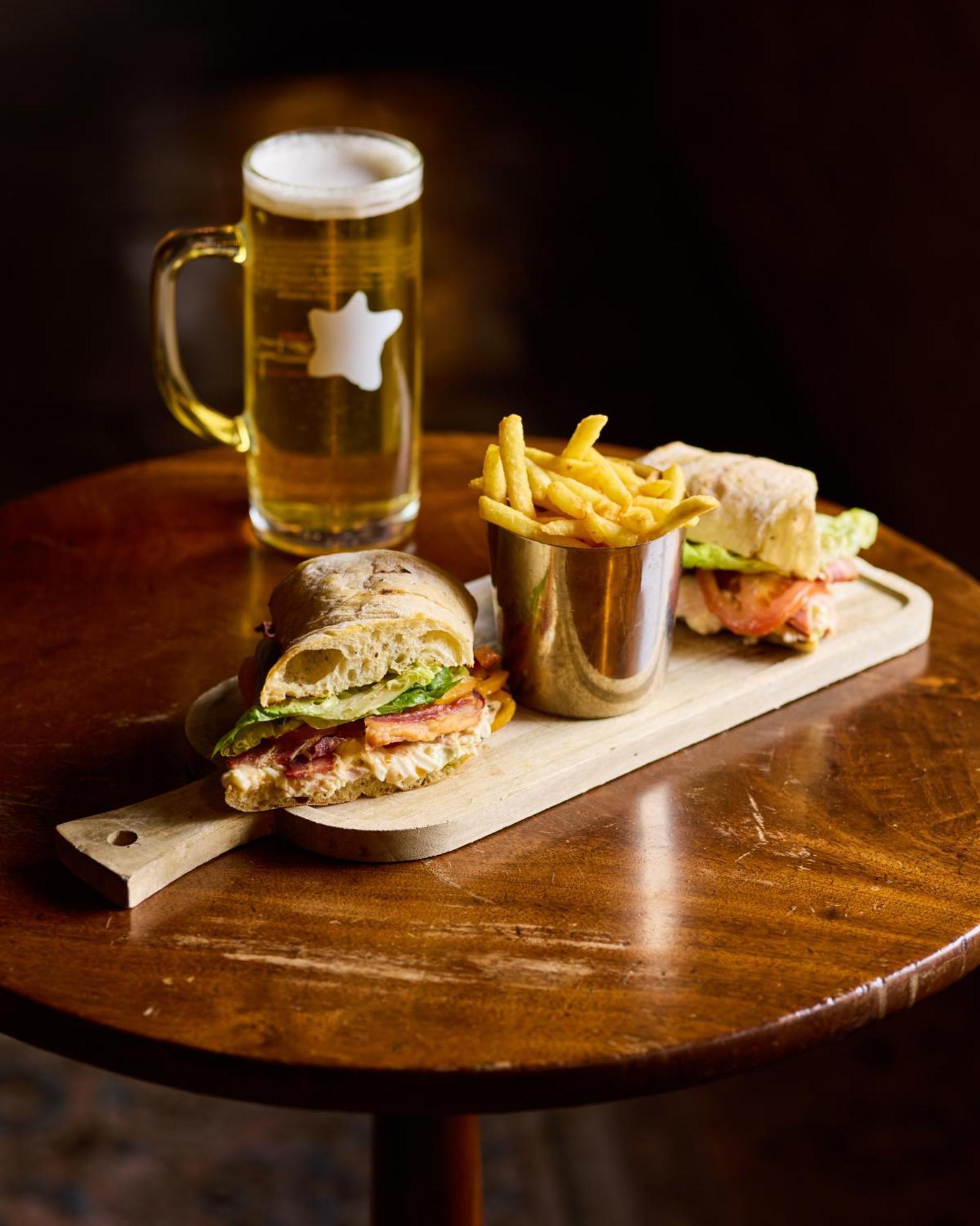 Hotel The Harcourt Arms Stanton Harcourt Exterior foto A club sandwich with chips